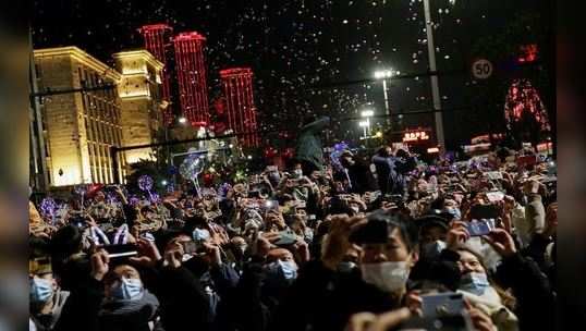 ચીનના વુહાનમાં નવા વર્ષને આવકારવા હજારો લોકો એકઠા થયા, આકાશમાં ફુગ્ગા છોડ્યા 
