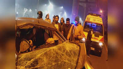 Noida News: न्यू इयर पार्टी सेलिब्रेट कर लौट रहे छात्रों की बेकाबू कार मेट्रो के पिलर से टकराई