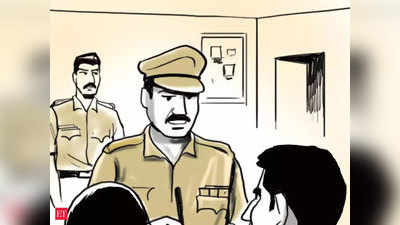 ठाणेः 15 साल पहले ट्रेन में खोया था सोने का लॉकेट, पुलिस ने महिला को वापस लौटाया