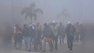 Delhi Weather : उत्तर भारत में हाड़ कंपाने वाली ठंड का सितम जारी, दिल्ली में आज बारिश के आसार