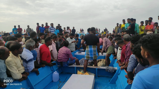 நடுக்கடலில் செல்ஃபி எடுக்க முயன்ற இருவர் பலி... சடலமாக மீட்பு