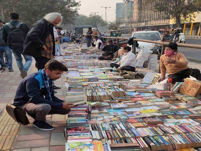 जब तक बाजार लगता है, तब तक छा जाता है अंधेरा