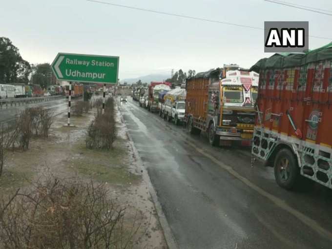 उधमपुर से श्रीनगर तक वाहनों की लंबी कतारें