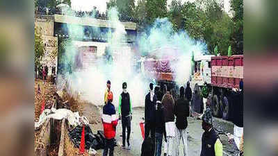 बैरिकेड्स तोड़ किसानों ने किया दिल्ली कूच, पुलिस ने छोड़े आंसू गैस के गोले
