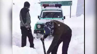 Himachal Pradesh: बर्फबारी होने से एक हजार से ज्यादा पर्यटक वाहन सोलांग घाटी में फंसे