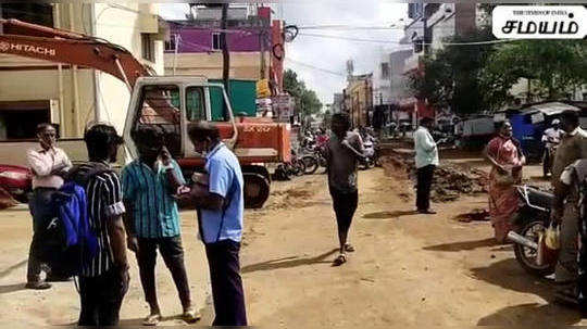 Chennai Rains: பாதாள சாக்கடை பள்ளத்தில் சிக்கிய எம்டிசி பஸ்!