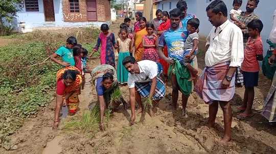 சகதியாய் கிடக்கும் சாலை... நாற்று நட்டு கலாய்த்த பொதுமக்கள்