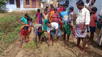 சகதியாய் கிடக்கும் சாலை... நாற்று நட்டு கலாய்த்த பொதுமக்கள்