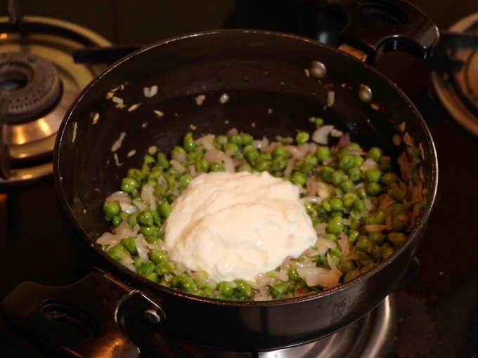 कांदे गोल्डन-ब्राऊन झाल्यानंतर त्यात वाटाणे व हिरव्या मिरच्या घालून मिश्रण चांगले मिक्स करा