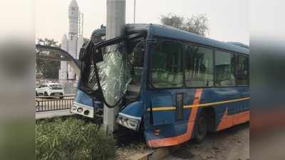 અવાદ: BRTS બસનું ટાયર ફાટતાં થાંભલા સાથે ધડાકાભેર અથડાઈ, લાઈવ વિડીયો 