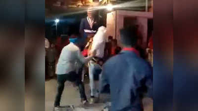 भरी महफिल से दूल्हे को लेकर फरार हुई घोड़ी, देखें Viral Video