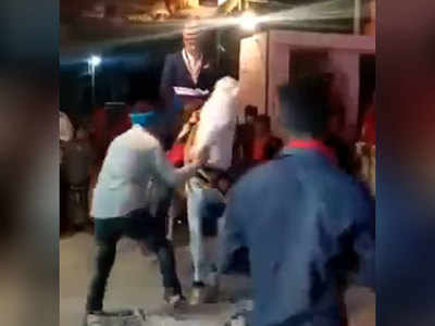 भरी महफिल से दूल्हे को लेकर फरार हुई घोड़ी, देखें Viral Video