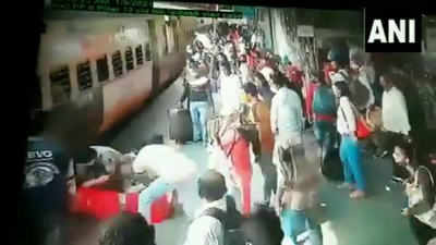 चलती ट्रेन के नीचे आ ही गई थी महिला, RPF जवानों ने मुस्तैदी से बचाई जान