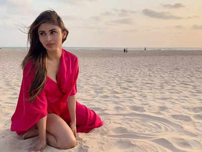 Mouni Roy Hot Pictures : NSE के ऑफिशल ट्विटर हैंडल से ट्वीट हुईं ऐक्ट्रेस मौनी रॉय की हॉट तस्वीरें, अब उड़ रहा मजाक