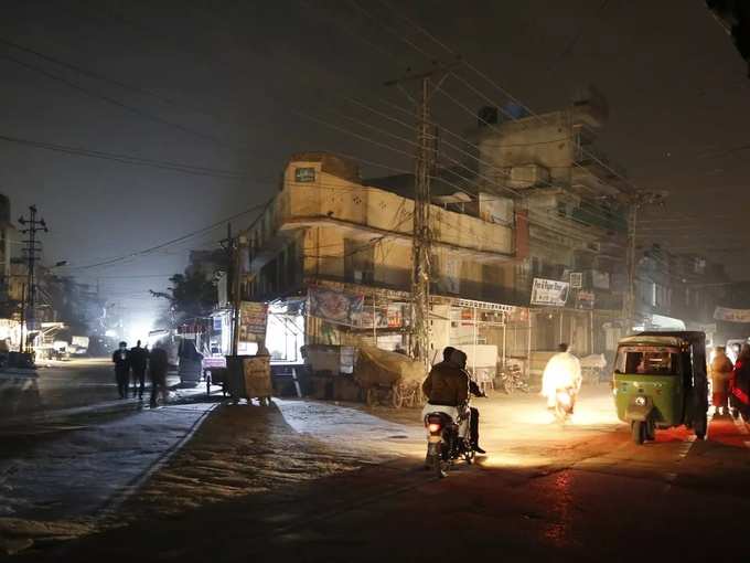 पाकिस्तान के कई शहरों में अब भी छाया है अंधेरा