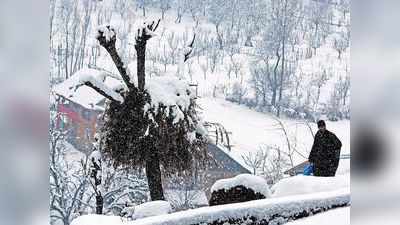 Jammu-Kashmir News: भदरवाह घाटी में कड़ाके की ठंड से नल में जमा पानी, बर्फ उबाल चला रहे काम