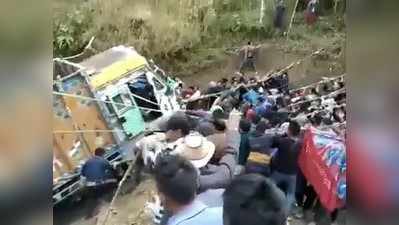 नगालैंड के लोगों ने दिखाया एकता में बल, खाई में गिरे वजनी ट्रक को रस्सी से खींचकर बाहर निकाला