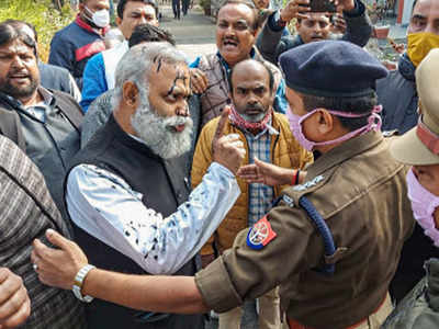 ಯೋಗಿ ಜಾಯೆಗಾ ಎಂದ ಆಪ್ ಶಾಸಕ: ಮಸಿ ಎರಚಿ ಭಾರತ್ ಮಾತಾ ಕೀ ಜೈ ಎಂದ ಬೆಂಬಲಿಗ!