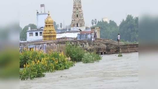 செல்ஃபி எடுக்கவே தடை... ஆனா மக்கள் குளித்துவிட்டே செல்கிறார்கள்!