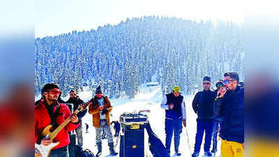 Jammu-Kashmir News: बर्फबारी का मजा लेने आए सैलानी उठा रहे कश्‍मीरी संगीत का आनंद, गुलमर्ग से हुई शुरुआत