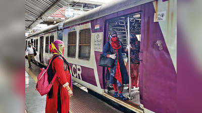 मुंबई लोकल ट्रेन: Mumbai Local में मनचलों ने लिखा लड़की मिलेगी, पुलिस ने शुरू की जांच