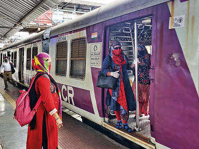 मुंबई लोकल ट्रेन: Mumbai Local में मनचलों ने लिखा लड़की मिलेगी, पुलिस ने शुरू की जांच