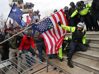 US Capitol Violence अमेरिका संसद हिंसाचार: लष्करी अधिकाऱ्याने केले हल्लेखोरांचे नेतृत्व?