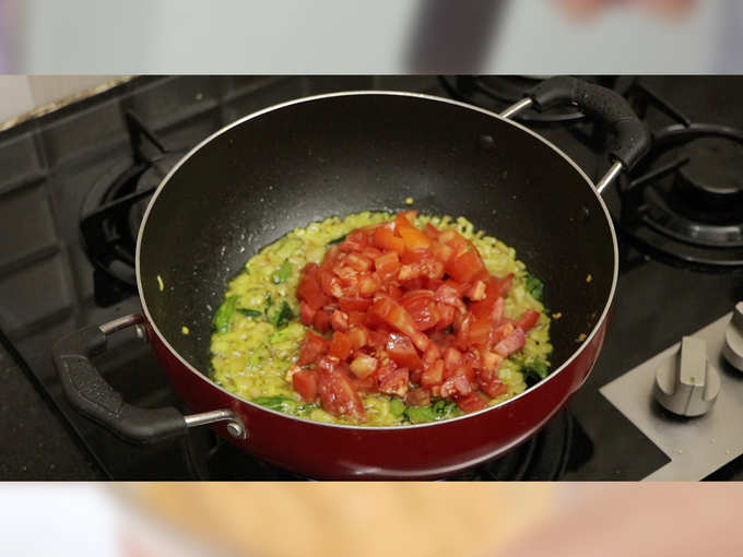 कांद्यामध्ये टोमॅटो, लाल तिखट व बेसन पीठ घालून मिश्रण चांगलं शिजवून घ्या