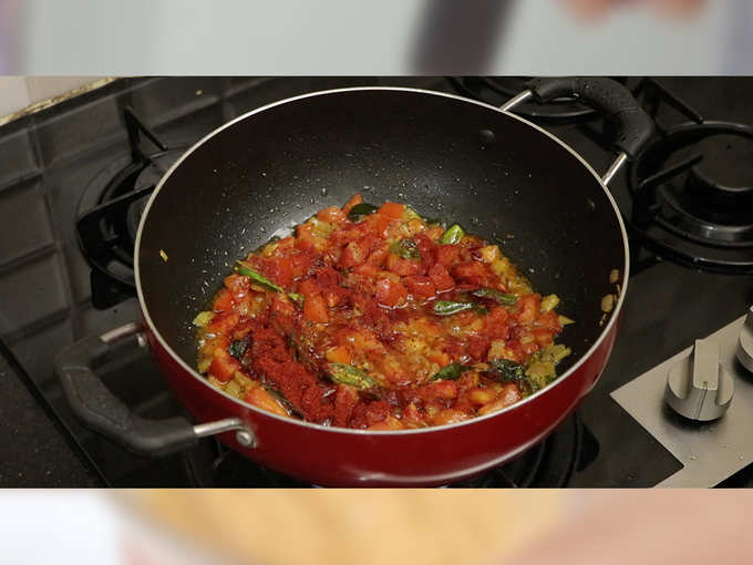 कांद्यामध्ये टोमॅटो, लाल तिखट व बेसन पीठ घालून मिश्रण चांगलं शिजवून घ्या