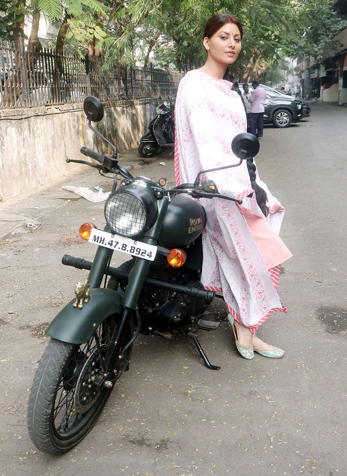 सड़क पर बाइक पर पोज़ देती दिखीं उर्वशी