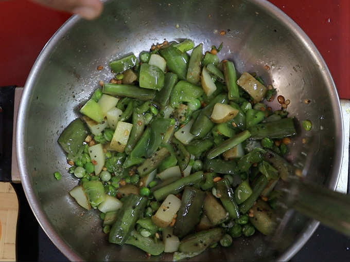 वाटाणे, बटाटे, शिमला मिरची, वांगी व मीठ घालून सर्व भाज्या शिजवून घ्या