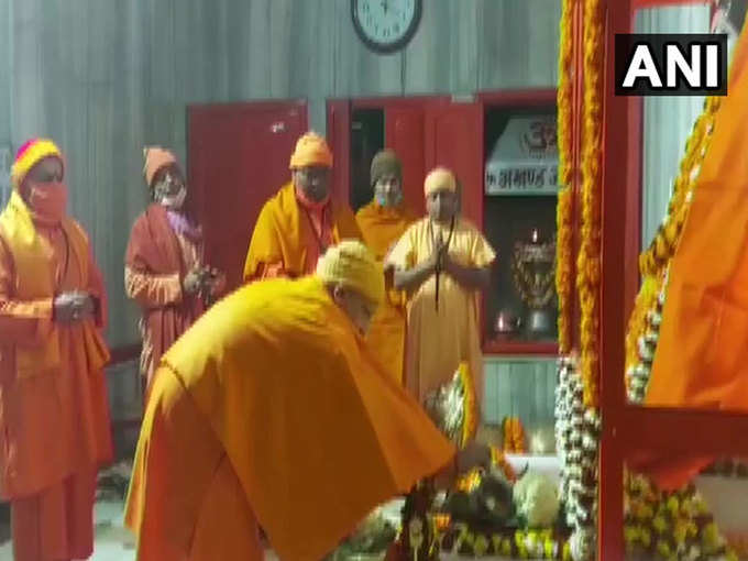 UP सीएम योगी आदित्यनाथ ने गोरखनाथ मंदिर में की पूजा