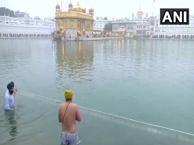 ​अमृतसर के स्वर्ण मंदिर में माघी पर्व पर स्नान