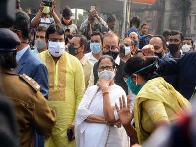 সমস্ত দায়িত্ব সরকারের, বাগবাজারের ভস্মীভূত বস্তিতে অসহায়দের পাশে মমতা