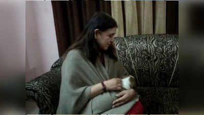 Sultnpur News: कुत्ते के अंधे बच्चे को मेनका गांधी ने दिया लाड-प्यार, ठंड से बचाने के लिए अपनी शाल में छुपाया