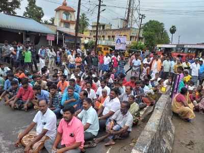 கொரோனாவ மட்டும்தான் அரசு தடுக்குமா, மற்ற தொற்றுநோய் பரவாயில்லையா?