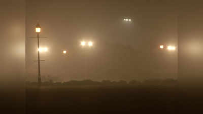 Delhi Fog : दिल्ली-NCR में रात से ही छाया है घना कोहरा, सड़क पर मुश्किल से दिख रहा