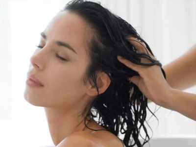 मजबूत आणि घनदाट केस मिळवण्यासाठी अशा प्रकारे केसांमध्ये लावा नारळाचे पाणी