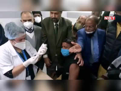 Bihar Samachar : कोरोना वैक्सीन पर संदेह करने वालों को सफाईकर्मी मोहम्मद इकबाल ने दिया जवाब, पटना के PMCH में लगवाया पहला टीका