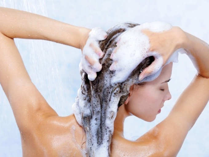 गर्म पानी से बाल धोना
