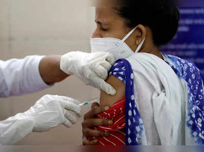 vaccination in india : लसीकरणाचा पहिला दिवस यशस्वी; दीड लाखाहून अधिक जणांना डोस, साइड इफेक्ट नाही
