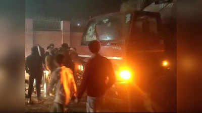 Aligarh News: आधा दर्जन दुकानों में घुस गया तेज रफ्तार ट्रक, कई दुकानदार घायल