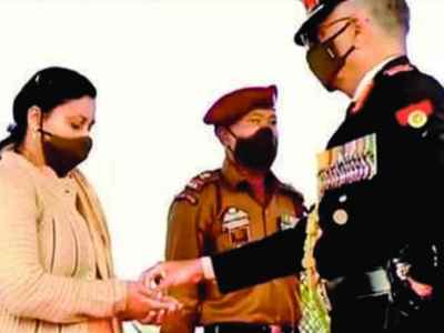 शहीद संदीप को मरणोपरांत मिला सेना मेडल, आर्मी चीफ ने पत्‍नी का किया सम्‍मान