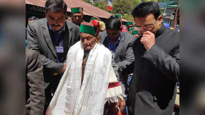 पहली लोकसभा के लिए मतदान कर चुके देश के सबसे बुजुर्ग वोटर ने हिमाचल प्रदेश पंचायत चुनाव में डाला अपना वोट