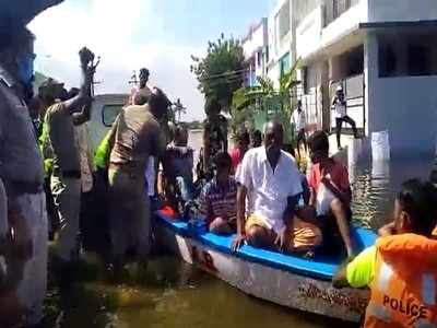 நீரில் மிதக்கும் தூத்துக்குடி, படகில் சென்று மீட்கும் போலீஸ்!