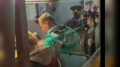 Alexei Navalny arrested : मॉस्को एयरपोर्ट पर उतरते ही पुतिन के आलोचक नवेलनी गिरफ्तार, जहर देकर मारने की हो चुकी है कोशिश