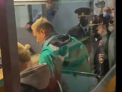 Alexei Navalny arrested : मॉस्को एयरपोर्ट पर उतरते ही पुतिन के आलोचक नवेलनी गिरफ्तार, जहर देकर मारने की हो चुकी है कोशिश