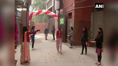 Delhi School Reopens: दिल्ली में आज से खुले स्कूल, फूलों से स्टूडेंट्स का स्वागत, मनीष सिसोदिया बोले- पटरी पर लौट रही जिंदगी