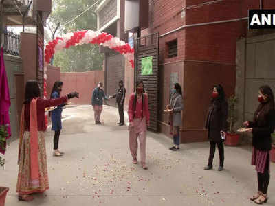 Delhi School Reopens: दिल्ली में आज से खुले स्कूल, फूलों से स्टूडेंट्स का स्वागत, मनीष सिसोदिया बोले- पटरी पर लौट रही जिंदगी