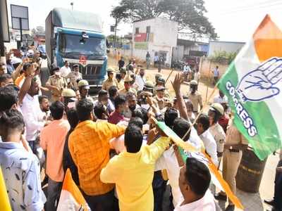 ಹುಬ್ಬಳ್ಳಿಯಲ್ಲಿ ಘರ್ಷಣೆಗೆ ತಿರುಗಿದ ಪ್ರತಿಭಟನೆ: ಕಾಂಗ್ರೆಸ್ ಕಾರ್ಯಕರ್ತರು ಮತ್ತು ಪೊಲೀಸರ ಮಧ್ಯೆ ಜಟಾಪಟಿ!